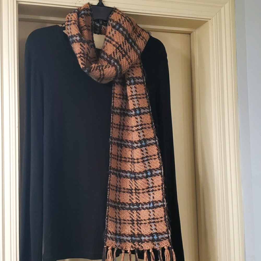 Liz Claiborne ladies knitted scarf, ready to wear, great condition!